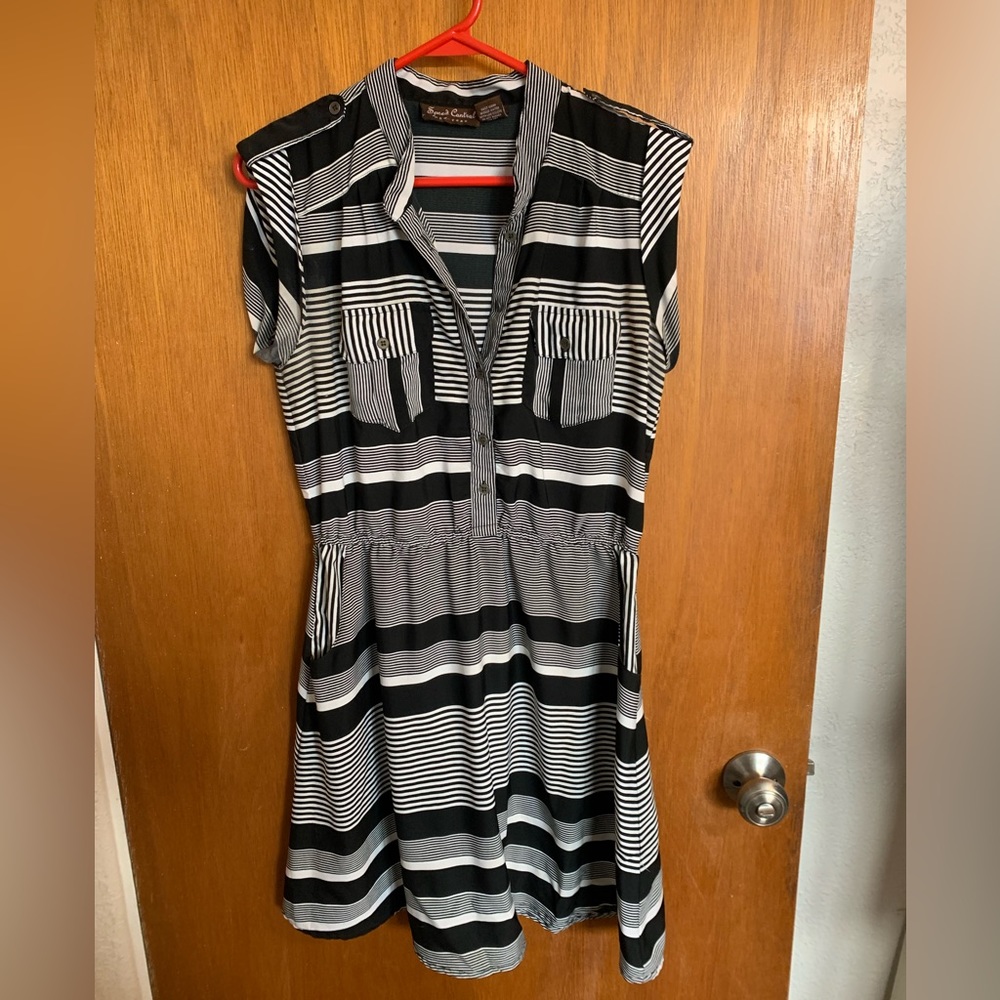 Super cute striped dress with pockets.